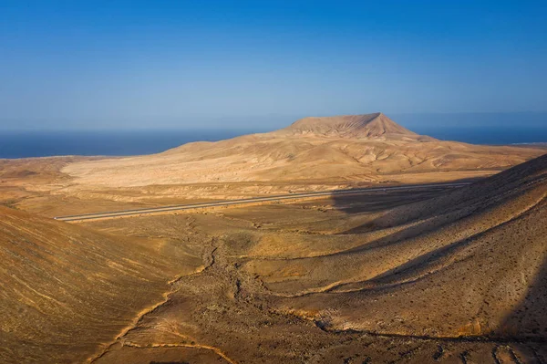 Montana Blanca en Montana Negra in Villaverde, Fuerteventura, Spanje. Luchtfoto drone view in oktober 2019 — Stockfoto