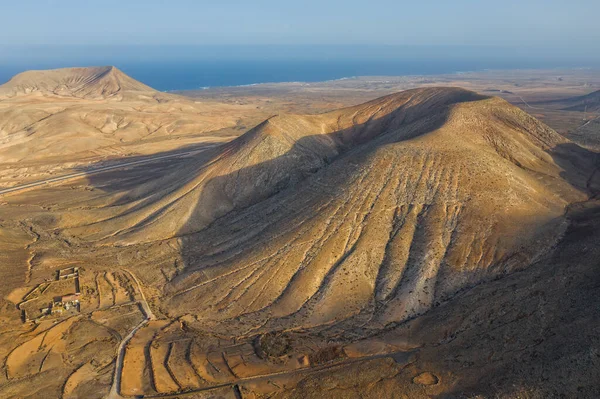 Montana Blanca en Montana Negra in Villaverde, Fuerteventura, Spanje. Luchtfoto drone view in oktober 2019 — Stockfoto
