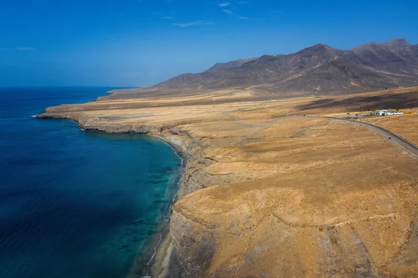 Morro Jable, Spanien, oktober 2019: Morro Jable kustlinje med trasparent vatten. Flygdrönare vy. — Stockfoto