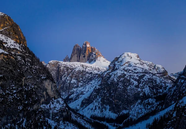 Colorido atardecer en las montañas Dolomitas, tres picos de Tre Cime di Lavaredo en fondo nevado y nublado. Italia, Europa. enero 2020 — Foto de Stock