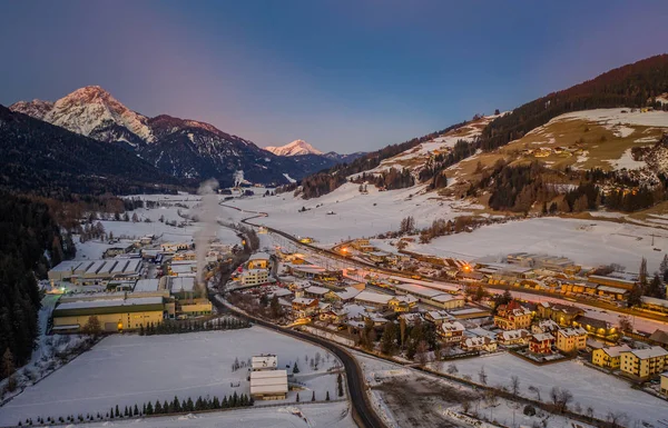 San Candido Innichen ao nascer do sol no sul do Tirol Alto Adige, Itália, durante a temporada de inverno. Drone aéreo disparado em janeiro 2020 — Fotografia de Stock