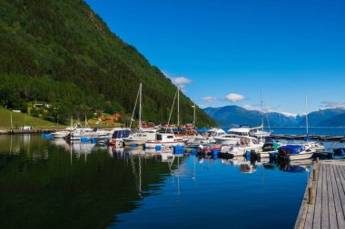 Vik, Norveç - Temmuz 2019: Vik limanı, Sogn og Fjordane iline bağlı bir belediyedir. Sogn 'un geleneksel bölgesinde, Sognefjorden' in güney kıyısında yer alır..