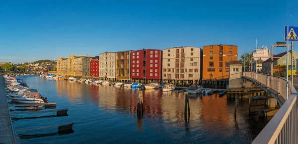 Trondheim Norwegia Lipiec 2019 Kolorowe Stare Domy Nad Brzegiem Rzeki — Zdjęcie stockowe