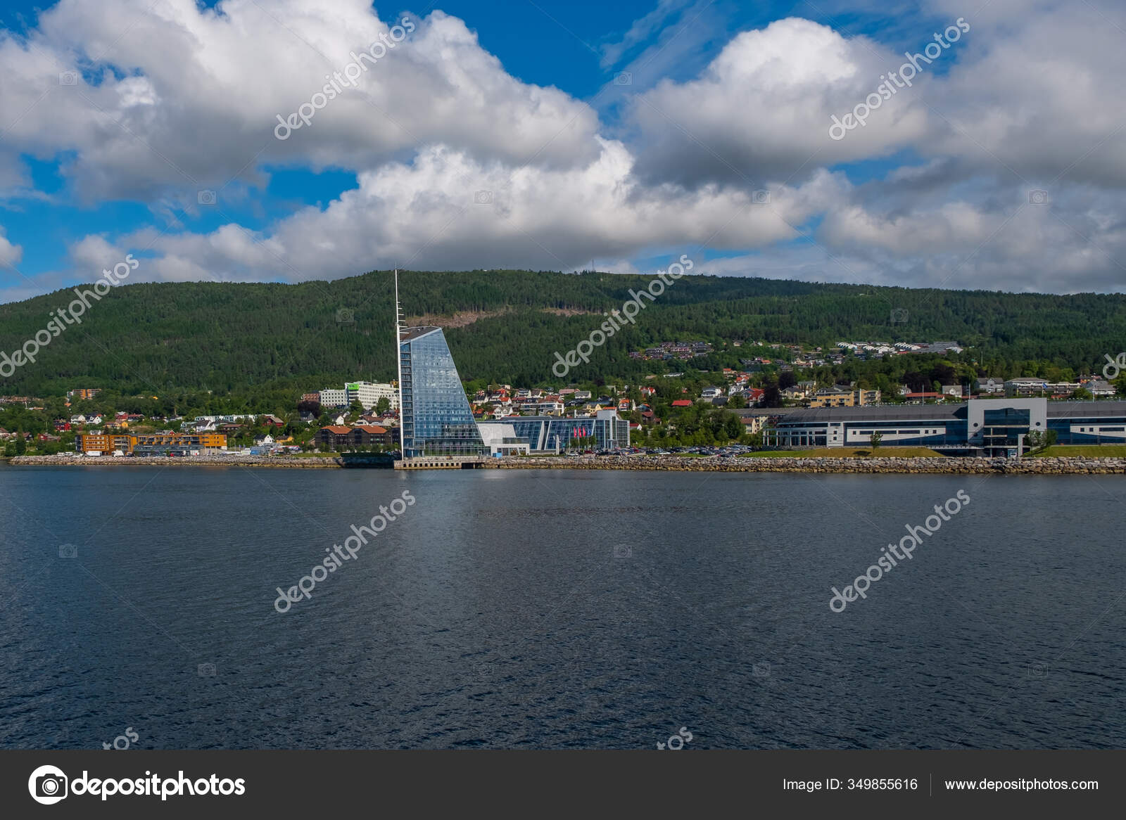 挪威莫尔德19年7月以斯堪的纳维亚山脉和蓝天为背景的现代建筑挪威莫尔德的阳光灿烂的一天 图库照片 C Sergeyvovk