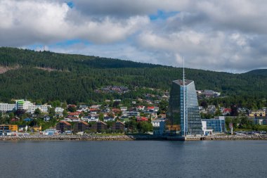 Molde, Norveç - Temmuz 2019. İskandinav dağları ve mavi gökyüzünün arka planında modern mimari. Molde, Norveç 'te güneşli bir gün.
