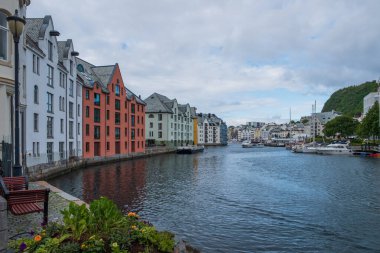 Norveç 'in batı kıyısındaki Alesund liman kasabasının Geirangerfjord girişindeki manzarası. Renkli bir sabah manzarası. Seyahat konsepti arka planı.