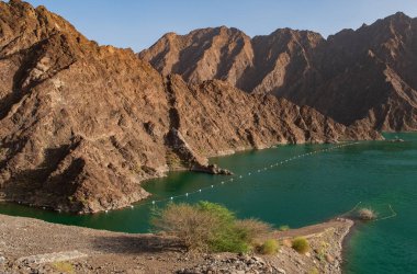 Hatta dağlarındaki Hayya kanosu Hatta Gölü, Dubai Turizmi, Birleşik Arap Emirlikleri