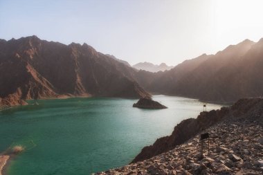 Hatta dağlarındaki Hayya kanosu Hatta Gölü, Dubai Turizmi, Birleşik Arap Emirlikleri