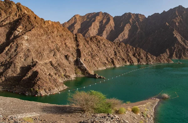 Hayya kayak dans les montagnes de Hatta Lac de Hatta, Dubai Tourisme, Émirats arabes unis — Photo