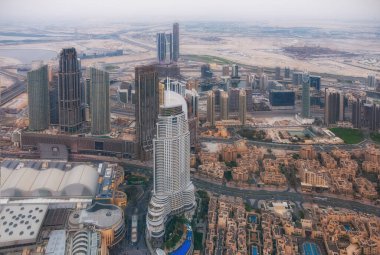 Dubai, Uae - Mayıs 2019: Dubai şehir merkezinin insan yapımı göl ve gökdelenleri dünyanın en yüksek binası olan Burj Khalifa 'dan 828 metrede yapıldı.