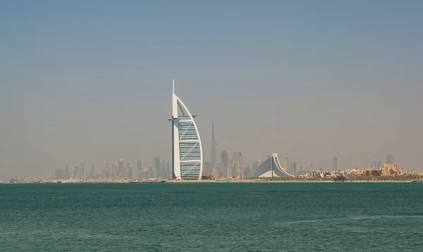 Hoteles y barcos en Dubai city, Emiratos Árabes Unidos — Foto de Stock