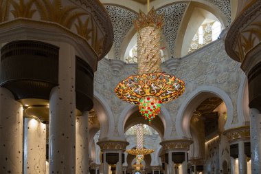Şeyh Zayed 'in Abu Dabi' deki büyük camii, Uae, güzel iç mekan. Mayıs 2019