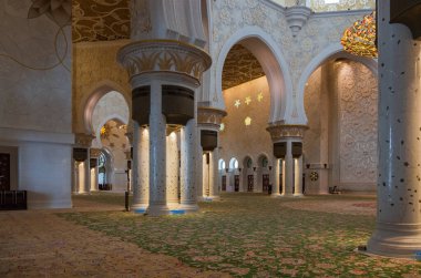 Şeyh Zayed 'in Abu Dabi' deki büyük camii, Uae, güzel iç mekan. Mayıs 2019