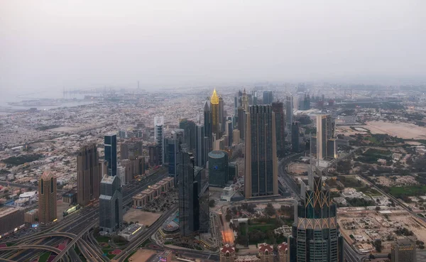 Dubai, Uae - 2019: Повітряний вид на Даунтаун Дубай з людиною зробили озеро і хмарочоси з найвищої будівлі в світі, Burj Khalifa, на 828m — стокове фото