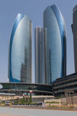 ABU DHABI, BAE - Mayıs 2019: Etihad Towers binaları Abu Dabi 'de. Abu Dabi, BAE. 75. kattaki gözlem güvertesi Abu Dabi 'deki en yüksek görüş noktası..