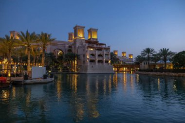 Akşam Dubai 'de Medinat Jumeirah. Mayıs 2019.