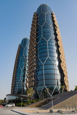 Abu Dabi, Birleşik Arap Emirlikleri - Mayıs 2019: Al Bahr Kuleleri - çift kuleler - Mimar Jean Nouvel tarafından inşa edilen gökdelenler. Mashrabiya tarzında yenilikçi cephe