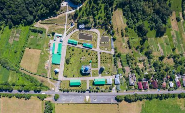 Aziz Kirill ve Mefodiy Manastırı. Ukrayna 'nın Svaliava kentindeki Drachyno köyündeki Kutsal Üçlü Cyril ve Methodius manastırı binaları. Hava aracı fotoğrafı..