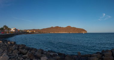 Gün batımında Gran Tarajal 'da kumsal, Fuerteventura, İspanya. Ekim 2019