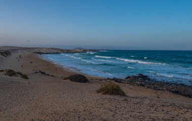 Playa del Dormidero Plajı ya da Playa El Viejo manzarası, Grandes Playas Corralejo - Fuerteventura, Kanarya Adaları, İspanya. Ekim 2019
