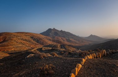 Fuerteventura kanarya adasındaki Pajara yakınlarındaki volkanik manzarada panoramik manzara. Ekim 2019 'da gün batımı