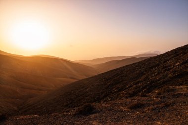 Fuerteventura kanarya adasındaki Pajara yakınlarındaki volkanik manzarada panoramik manzara. Ekim 2019 'da gün batımı