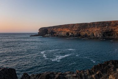 Fuerteventura Adaları 'ndaki Ajuy plajı. Gün batımında. Kanarya, İspanya, Ekim 2019
