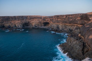 Fuerteventura Adaları 'ndaki Ajuy plajı. Gün batımında. Kanarya, İspanya, Ekim 2019