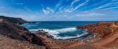 Lanzarote veya Lanzerote 'deki El Golfo Sahili' nin güzel manzarası, Kanarya Adaları, İspanya. Ekim 2019