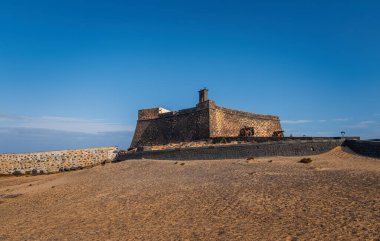 LANZAROTE - İspanya, Ekim 2019: Castillo de San Jose limanı, Arrecife, Lanzarote, İspanya 'da 18. yüzyıldan kalma bir kale.