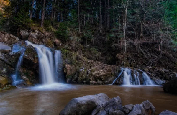 Cascada Kamyanka Las Montañas Los Cárpatos Ucrania Disparo Larga Exposición — Foto de Stock