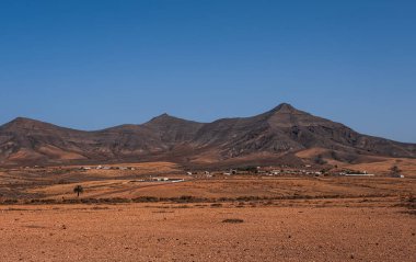 Antigua köyü, Tefia Windmill, Fuerteventura, Kanarya Adaları yakınlarındaki arazi ve dağlar. Ekim 2019
