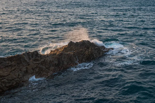 Κύματα Χτυπούν Βράχους Κοντά Στις Σπηλιές Αζούι Φουερτεβεντούρα Ισπανία Οκτώβριος — Φωτογραφία Αρχείου