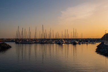 Gran Tarajal, Fuerteventura, Kanarya Adaları, İspanya 'da bir limanda gün batımı. Ekim 2019
