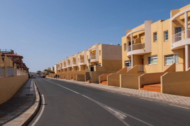 Fuerteventura, İspanya 'daki Caleta De Fuste' de tatil evleri. Ekim 2019