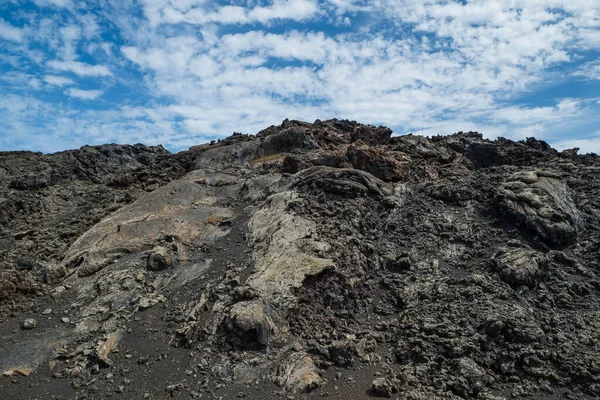 Niesamowity wulkaniczny krajobraz wyspy Lanzarote, Park Narodowy Timanfaya, Hiszpania. październik 2019 — Zdjęcie stockowe