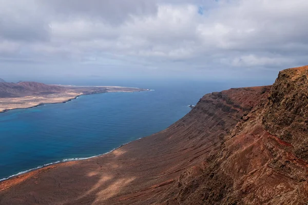 Uitzicht op het eiland La Graciosa vanaf het eiland Lanzarote. Canarische Eilanden, Spanje, oktober 2019 — Stockfoto