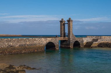 Arrecife, İspanya - Ekim 2019: Arrecife, Lanzarote 'deki eski köprü ve kale