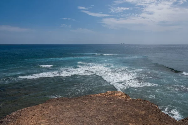 Camadas coroadas geológicas vulcânicas, Faro de Punta Jandia, Fuerteventura, Ilhas Canárias, Espanha. Outubro de 2019 — Fotografia de Stock