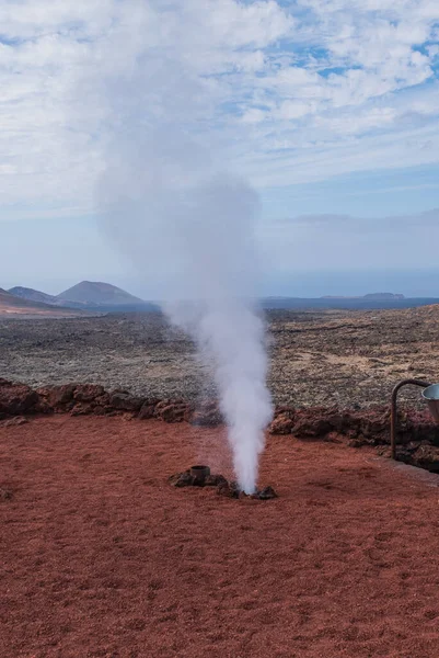 Geyser a vapore attivato dall'uomo, Parco nazionale di Timanfaya, Lanzarote, Isole Canarie, Spagna. ottobre 2019 — Foto Stock