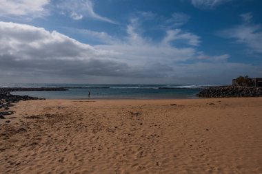 Caleta de Fuste, Antigua, Kanarya Adaları - Ekim 2019: Gündoğumunda La Guirra Sahili