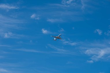 Mavi gökyüzünde uçan büyük yolcu uçağı. Fuerteventura, Kanarya Adaları, İspanya. Ekim 2019