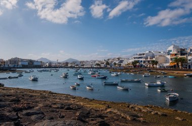 Gün batımında Charco de San Gines 'de balıkçı tekneleri. Arrecife, Lanzarote, Kanarya Adaları' nda. Ekim 2019
