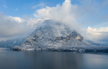 Hallstattersee Gölü 'nün panorama manzarası ve gün ışığında karlı dağ. Kış boyunca ünlü Hallstatt göl kenti manzarası. Hallstat 'taki kasaba meydanı. Salzkammergut bölgesi, Avusturya. Hizmetli 2020