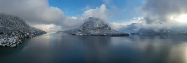 在白雪的日光下俯瞰哈尔斯塔特湖和高山的全景 冬季著名的哈尔斯塔特湖边小镇的景观 Hallstat镇广场奥地利Salzkammergut地区 2020年1月 — 图库照片