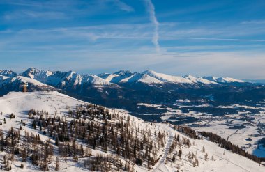 Kış mevsiminde Grosseck-Speiereck tatil köyünde Mauterndorf ve S.Martin bölgesinde kayak pisti. Ocak 2020