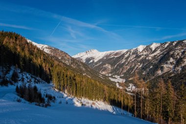 Kış mevsiminde Grosseck-Speiereck tatil köyünde Mauterndorf ve S.Martin bölgesinde kayak pisti. Ocak 2020