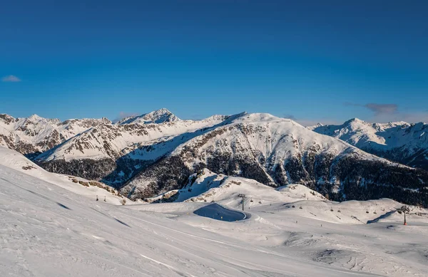 Leden 2020 Sillian Rakousko Zasněžená Sjezdovka Popředí Modré Nebe Pozadí — Stock fotografie