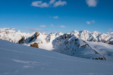 Ocak 2020 Sillian, Avusturya: Ön planda kar kayağı, arka planda mavi gökyüzü