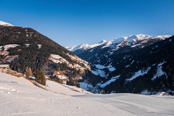 Janeiro 2020 Sillian Áustria Esqui Nevado Primeiro Plano Céu Azul — Fotografia de Stock